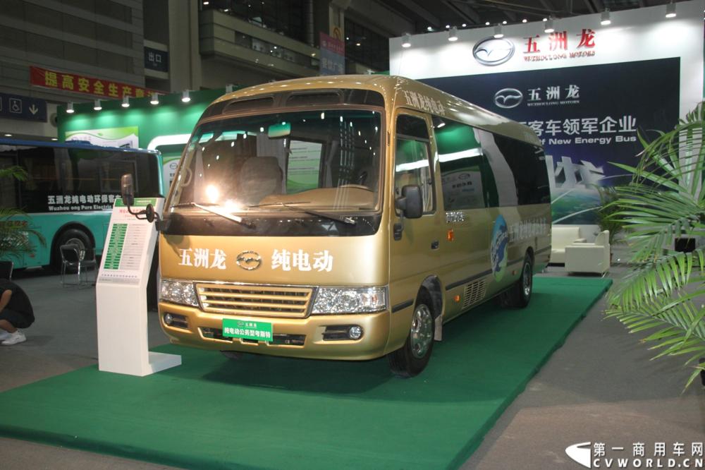 8月15日~17日，以“绿色 智能 亲近”为核心主题，国内最大型公共交通专业主题展览会“2013中国（深圳）”国际公共交通科技博览会（交博会）在深圳会展中心举行。延续交通领域的低碳风潮，绿色科技仍是今年的主打概念，国内各家主流客车企业携新品、明星产品争奇斗艳，图为五洲龙纯电动商务中巴。