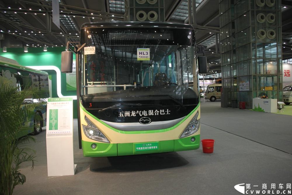 8月15日~17日，以“绿色 智能 亲近”为核心主题，国内最大型公共交通专业主题展览会“2013中国（深圳）”国际公共交通科技博览会（交博会）在深圳会展中心举行。延续交通领域的低碳风潮，绿色科技仍是今年的主打概念，国内各家主流客车企业携新品、明星产品争奇斗艳，图为五洲龙气电混合动力公交车。