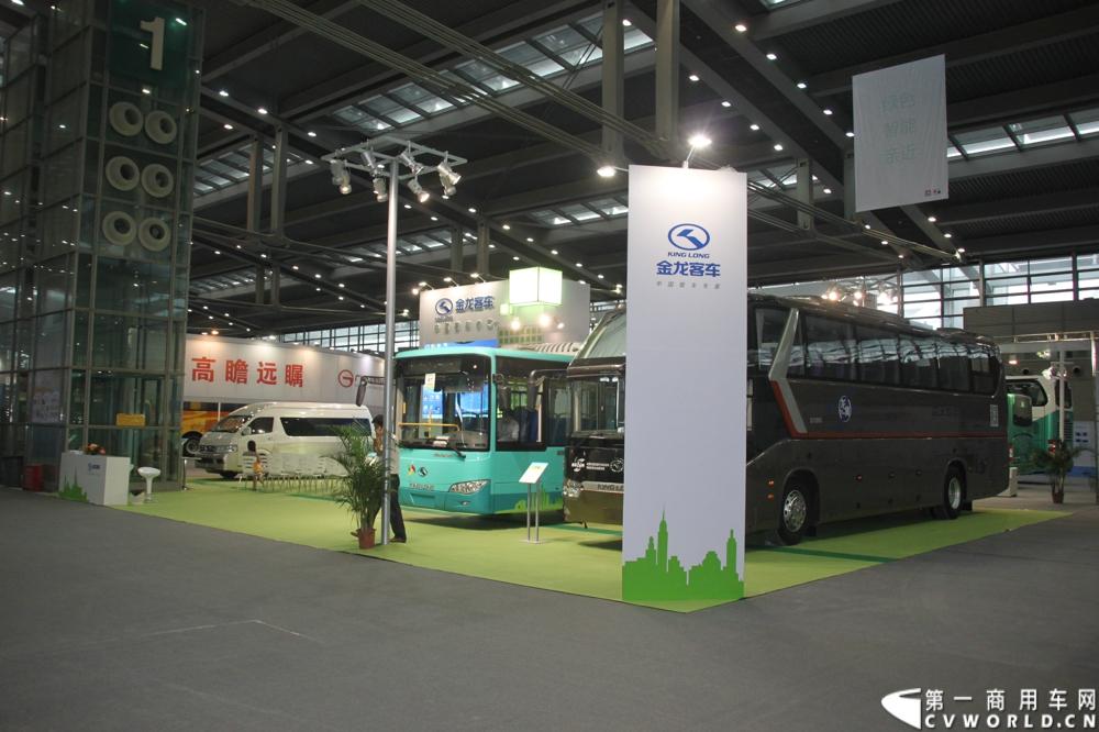 8月15日~17日，以“绿色 智能 亲近”为核心主题，国内最大型公共交通专业主题展览会“2013中国（深圳）”国际公共交通科技博览会（交博会）在深圳会展中心举行。展示内容全是和市民出行相关的智能系统和特色产品，包括智能公交、信息化平台、卫星导航等。延续交通领域的低碳风潮，绿色科技仍是今年的主打概念，国内各家主流客车企业携新品、明星产品争奇斗艳，重视程度可见一斑。图为，大金龙展台。