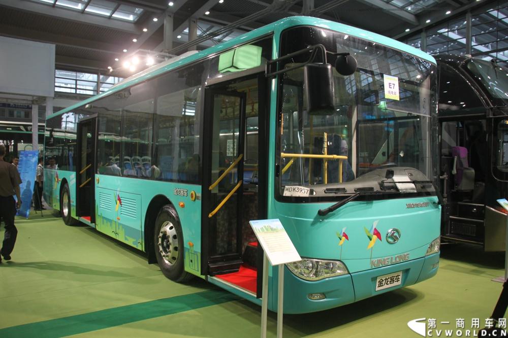 8月15日~17日，以“绿色 智能 亲近”为核心主题，国内最大型公共交通专业主题展览会“2013中国（深圳）”国际公共交通科技博览会（交博会）在深圳会展中心举行。展示内容全是和市民出行相关的智能系统和特色产品，包括智能公交、信息化平台、卫星导航等。延续交通领域的低碳风潮，绿色科技仍是今年的主打概念，国内各家主流客车企业携新品、明星产品争奇斗艳，重视程度可见一斑。图为，大金龙展台。