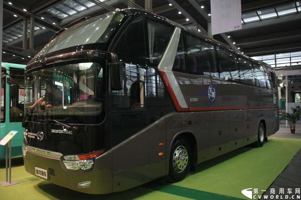 8月15日~17日，以“绿色 智能 亲近”为核心主题，国内最大型公共交通专业主题展览会“2013中国（深圳）”国际公共交通科技博览会（交博会）在深圳会展中心举行。展示内容全是和市民出行相关的智能系统和特色产品，包括智能公交、信息化平台、卫星导航等。延续交通领域的低碳风潮，绿色科技仍是今年的主打概念，国内各家主流客车企业携新品、明星产品争奇斗艳，重视程度可见一斑。图为，大金龙展台。