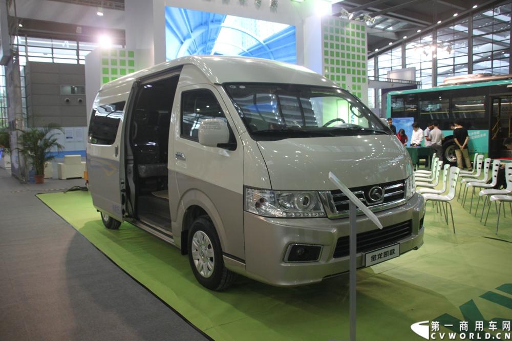 8月15日~17日，以“绿色 智能 亲近”为核心主题，国内最大型公共交通专业主题展览会“2013中国（深圳）”国际公共交通科技博览会（交博会）在深圳会展中心举行。展示内容全是和市民出行相关的智能系统和特色产品，包括智能公交、信息化平台、卫星导航等。延续交通领域的低碳风潮，绿色科技仍是今年的主打概念，国内各家主流客车企业携新品、明星产品争奇斗艳，重视程度可见一斑。图为，大金龙展台。