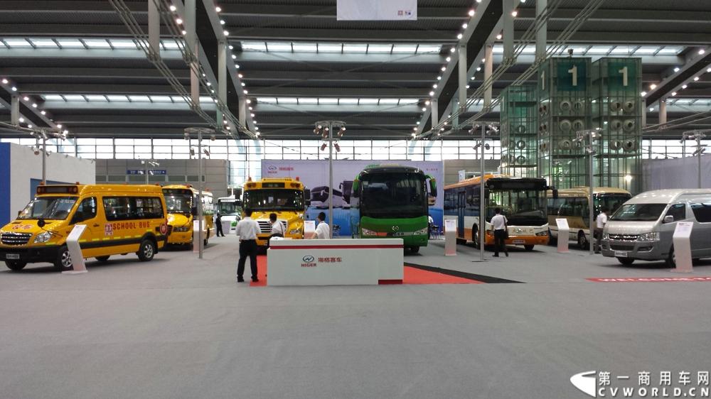 8月15日~17日，以“绿色 智能 亲近”为核心主题，国内最大型公共交通专业主题展览会“2013中国（深圳）”国际公共交通科技博览会（交博会）在深圳会展中心举行。展示内容全是和市民出行相关的智能系统和特色产品，包括智能公交、信息化平台、卫星导航等。延续交通领域的低碳风潮，绿色科技仍是今年的主打概念，国内各家主流客车企业携新品、明星产品争奇斗艳，重视程度可见一斑。图为海格客车展台。