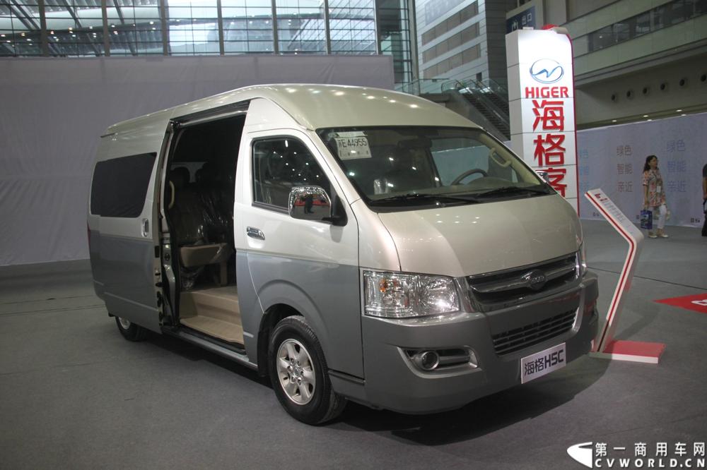 8月15日~17日，以“绿色 智能 亲近”为核心主题，国内最大型公共交通专业主题展览会“2013中国（深圳）”国际公共交通科技博览会（交博会）在深圳会展中心举行。展示内容全是和市民出行相关的智能系统和特色产品，包括智能公交、信息化平台、卫星导航等。延续交通领域的低碳风潮，绿色科技仍是今年的主打概念，国内各家主流客车企业携新品、明星产品争奇斗艳，重视程度可见一斑。图为海格客车展台。