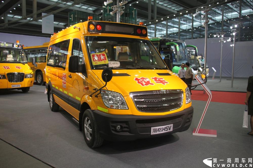 8月15日~17日，以“绿色 智能 亲近”为核心主题，国内最大型公共交通专业主题展览会“2013中国（深圳）”国际公共交通科技博览会（交博会）在深圳会展中心举行。展示内容全是和市民出行相关的智能系统和特色产品，包括智能公交、信息化平台、卫星导航等。延续交通领域的低碳风潮，绿色科技仍是今年的主打概念，国内各家主流客车企业携新品、明星产品争奇斗艳，重视程度可见一斑。图为海格客车展台。