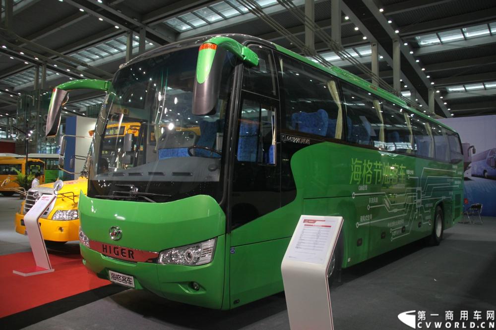 8月15日~17日，以“绿色 智能 亲近”为核心主题，国内最大型公共交通专业主题展览会“2013中国（深圳）”国际公共交通科技博览会（交博会）在深圳会展中心举行。展示内容全是和市民出行相关的智能系统和特色产品，包括智能公交、信息化平台、卫星导航等。延续交通领域的低碳风潮，绿色科技仍是今年的主打概念，国内各家主流客车企业携新品、明星产品争奇斗艳，重视程度可见一斑。图为海格客车展台。