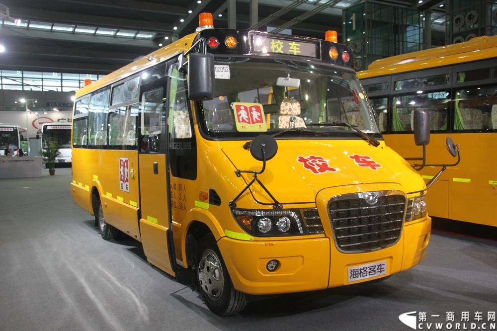 8月15日~17日，以“绿色 智能 亲近”为核心主题，国内最大型公共交通专业主题展览会“2013中国（深圳）”国际公共交通科技博览会（交博会）在深圳会展中心举行。展示内容全是和市民出行相关的智能系统和特色产品，包括智能公交、信息化平台、卫星导航等。延续交通领域的低碳风潮，绿色科技仍是今年的主打概念，国内各家主流客车企业携新品、明星产品争奇斗艳，重视程度可见一斑。图为海格客车展台。