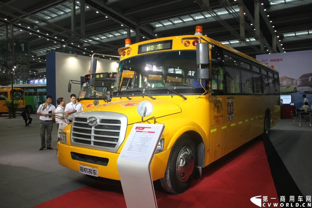 8月15日~17日，以“绿色 智能 亲近”为核心主题，国内最大型公共交通专业主题展览会“2013中国（深圳）”国际公共交通科技博览会（交博会）在深圳会展中心举行。展示内容全是和市民出行相关的智能系统和特色产品，包括智能公交、信息化平台、卫星导航等。延续交通领域的低碳风潮，绿色科技仍是今年的主打概念，国内各家主流客车企业携新品、明星产品争奇斗艳，重视程度可见一斑。图为海格客车展台。