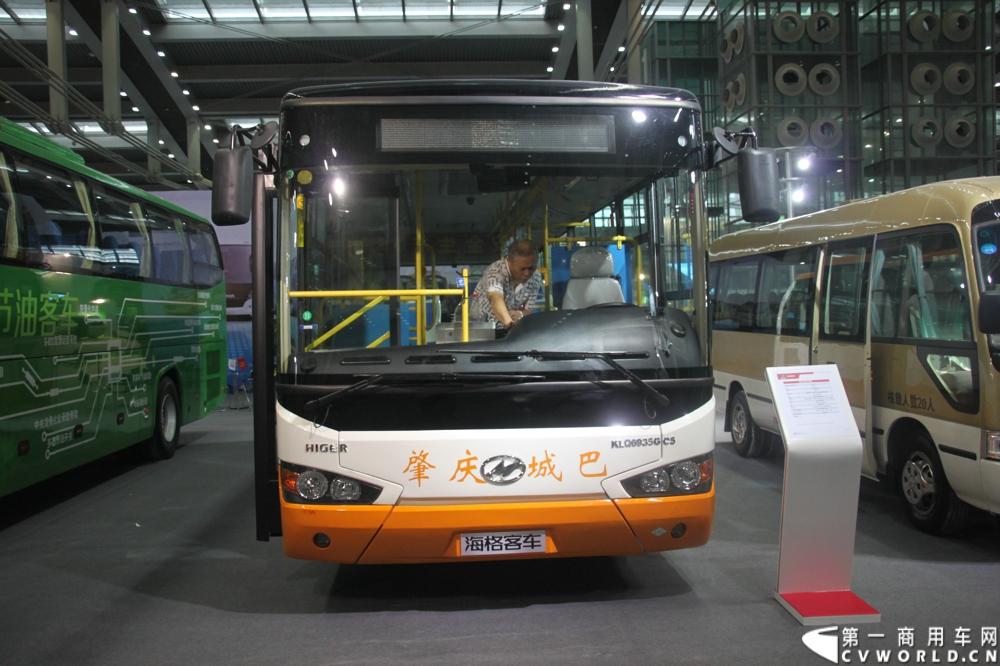 8月15日~17日，以“绿色 智能 亲近”为核心主题，国内最大型公共交通专业主题展览会“2013中国（深圳）”国际公共交通科技博览会（交博会）在深圳会展中心举行。展示内容全是和市民出行相关的智能系统和特色产品，包括智能公交、信息化平台、卫星导航等。延续交通领域的低碳风潮，绿色科技仍是今年的主打概念，国内各家主流客车企业携新品、明星产品争奇斗艳，重视程度可见一斑。图为海格客车展台。