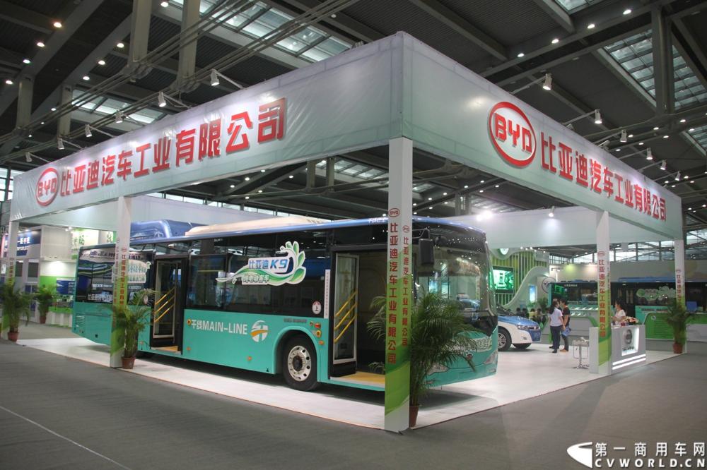 8月15日~17日，以“绿色 智能 亲近”为核心主题，国内最大型公共交通专业主题展览会“2013中国（深圳）”国际公共交通科技博览会（交博会）在深圳会展中心举行。展示内容全是和市民出行相关的智能系统和特色产品，包括智能公交、信息化平台、卫星导航等。延续交通领域的低碳风潮，绿色科技仍是今年的主打概念，国内各家主流客车企业携新品、明星产品争奇斗艳，重视程度可见一斑。图为比亚迪展台。