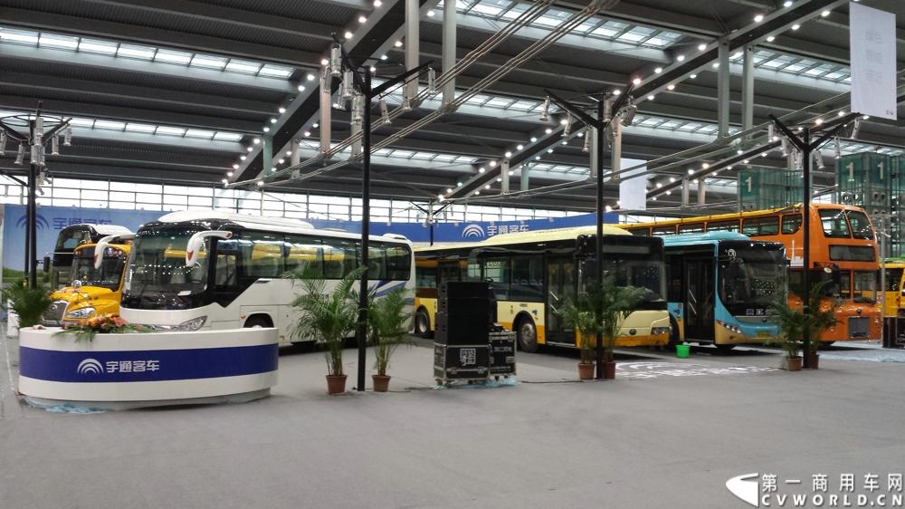 8月15日~17日，以“绿色 智能 亲近”为核心主题，国内最大型公共交通专业主题展览会“2013中国（深圳）”国际公共交通科技博览会（交博会）在深圳会展中心举行。展示内容全是和市民出行相关的智能系统和特色产品，包括智能公交、信息化平台、卫星导航等。延续交通领域的低碳风潮，绿色科技仍是今年的主打概念，国内各家主流客车企业携新品、明星产品争奇斗艳，重视程度可见一斑。图为宇通客车展台。