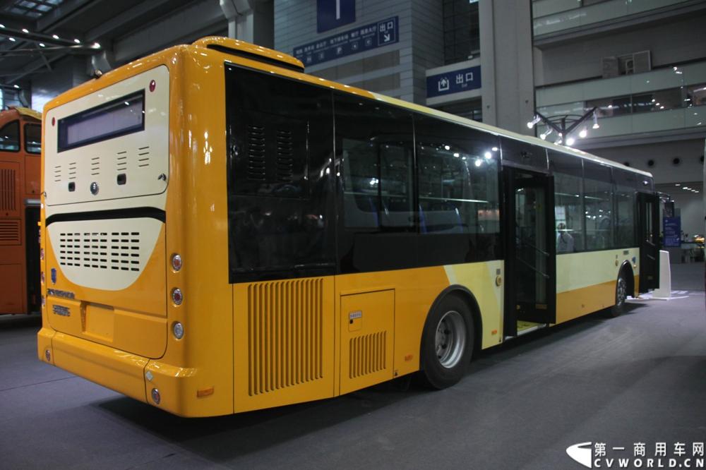 8月15日~17日，以“绿色 智能 亲近”为核心主题，国内最大型公共交通专业主题展览会“2013中国（深圳）”国际公共交通科技博览会（交博会）在深圳会展中心举行。展示内容全是和市民出行相关的智能系统和特色产品，包括智能公交、信息化平台、卫星导航等。延续交通领域的低碳风潮，绿色科技仍是今年的主打概念，国内各家主流客车企业携新品、明星产品争奇斗艳，重视程度可见一斑。图为宇通客车展台。