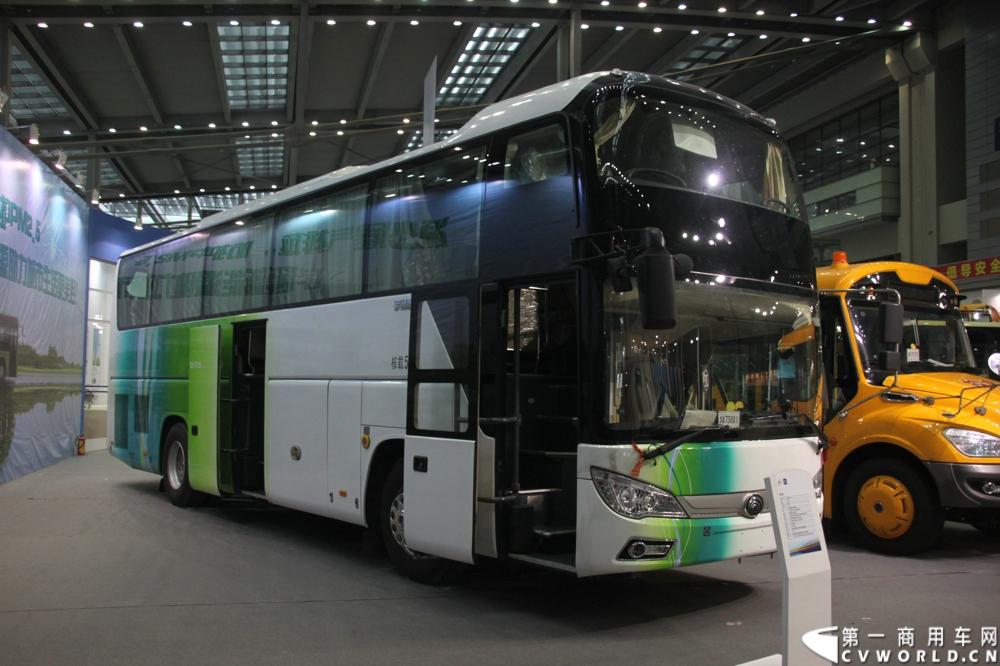 8月15日~17日，以“绿色 智能 亲近”为核心主题，国内最大型公共交通专业主题展览会“2013中国（深圳）”国际公共交通科技博览会（交博会）在深圳会展中心举行。展示内容全是和市民出行相关的智能系统和特色产品，包括智能公交、信息化平台、卫星导航等。延续交通领域的低碳风潮，绿色科技仍是今年的主打概念，国内各家主流客车企业携新品、明星产品争奇斗艳，重视程度可见一斑。图为宇通客车展台。