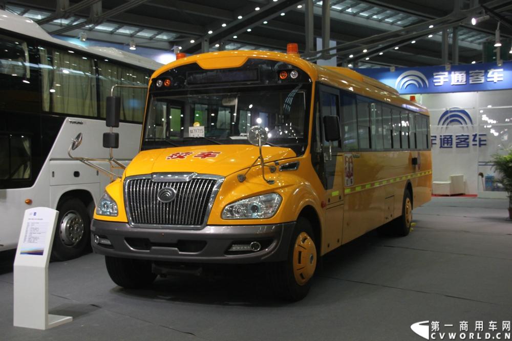 8月15日~17日，以“绿色 智能 亲近”为核心主题，国内最大型公共交通专业主题展览会“2013中国（深圳）”国际公共交通科技博览会（交博会）在深圳会展中心举行。展示内容全是和市民出行相关的智能系统和特色产品，包括智能公交、信息化平台、卫星导航等。延续交通领域的低碳风潮，绿色科技仍是今年的主打概念，国内各家主流客车企业携新品、明星产品争奇斗艳，重视程度可见一斑。图为宇通客车展台。