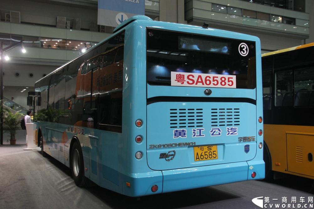 8月15日~17日，以“绿色 智能 亲近”为核心主题，国内最大型公共交通专业主题展览会“2013中国（深圳）”国际公共交通科技博览会（交博会）在深圳会展中心举行。展示内容全是和市民出行相关的智能系统和特色产品，包括智能公交、信息化平台、卫星导航等。延续交通领域的低碳风潮，绿色科技仍是今年的主打概念，国内各家主流客车企业携新品、明星产品争奇斗艳，重视程度可见一斑。图为宇通客车展台。