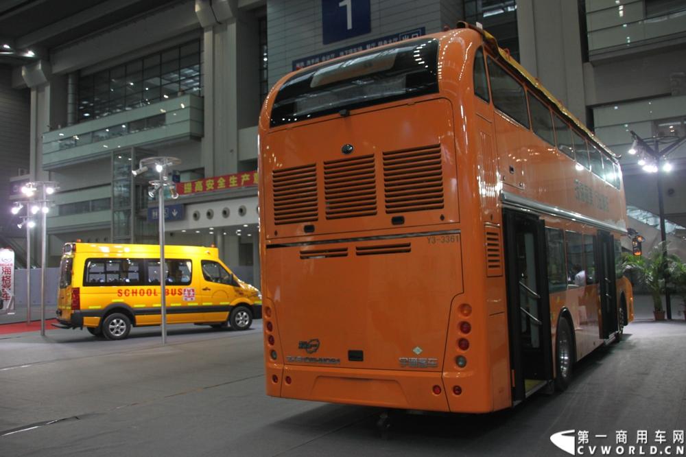 8月15日~17日，以“绿色 智能 亲近”为核心主题，国内最大型公共交通专业主题展览会“2013中国（深圳）”国际公共交通科技博览会（交博会）在深圳会展中心举行。展示内容全是和市民出行相关的智能系统和特色产品，包括智能公交、信息化平台、卫星导航等。延续交通领域的低碳风潮，绿色科技仍是今年的主打概念，国内各家主流客车企业携新品、明星产品争奇斗艳，重视程度可见一斑。图为宇通客车展台。