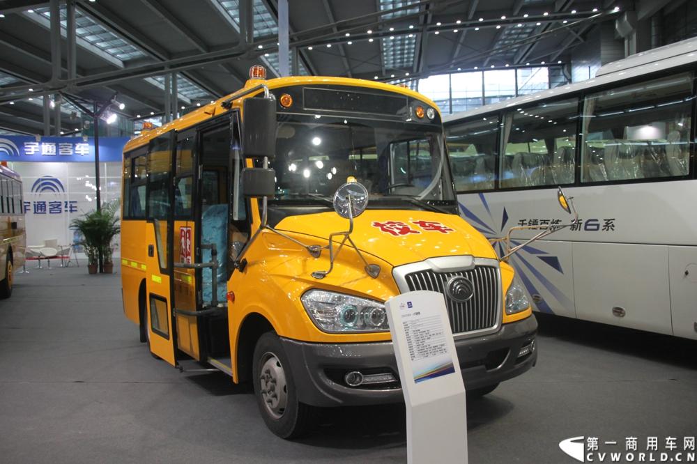 8月15日~17日，以“绿色 智能 亲近”为核心主题，国内最大型公共交通专业主题展览会“2013中国（深圳）”国际公共交通科技博览会（交博会）在深圳会展中心举行。展示内容全是和市民出行相关的智能系统和特色产品，包括智能公交、信息化平台、卫星导航等。延续交通领域的低碳风潮，绿色科技仍是今年的主打概念，国内各家主流客车企业携新品、明星产品争奇斗艳，重视程度可见一斑。图为宇通客车展台。