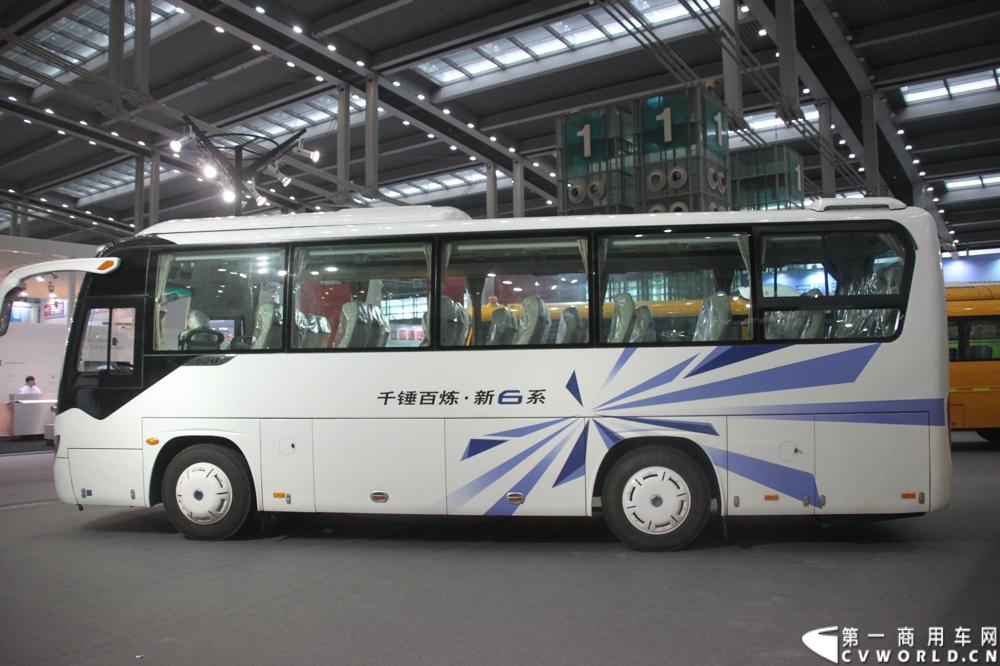 8月15日~17日，以“绿色 智能 亲近”为核心主题，国内最大型公共交通专业主题展览会“2013中国（深圳）”国际公共交通科技博览会（交博会）在深圳会展中心举行。展示内容全是和市民出行相关的智能系统和特色产品，包括智能公交、信息化平台、卫星导航等。延续交通领域的低碳风潮，绿色科技仍是今年的主打概念，国内各家主流客车企业携新品、明星产品争奇斗艳，重视程度可见一斑。图为宇通客车展台。