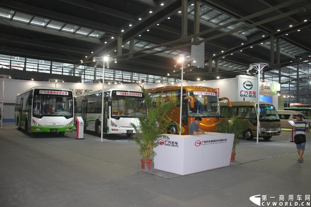 8月15日~17日，以“绿色 智能 亲近”为核心主题，国内最大型公共交通专业主题展览会“2013中国（深圳）”国际公共交通科技博览会（交博会）在深圳会展中心举行。展示内容全是和市民出行相关的智能系统和特色产品，包括智能公交、信息化平台、卫星导航等。延续交通领域的低碳风潮，绿色科技仍是今年的主打概念，国内各家主流客车企业携新品、明星产品争奇斗艳，重视程度可见一斑。图为广汽展台。