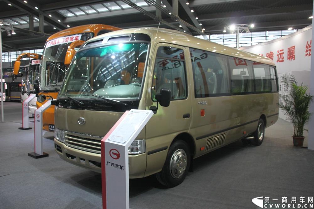 8月15日~17日，以“绿色 智能 亲近”为核心主题，国内最大型公共交通专业主题展览会“2013中国（深圳）”国际公共交通科技博览会（交博会）在深圳会展中心举行。展示内容全是和市民出行相关的智能系统和特色产品，包括智能公交、信息化平台、卫星导航等。延续交通领域的低碳风潮，绿色科技仍是今年的主打概念，国内各家主流客车企业携新品、明星产品争奇斗艳，重视程度可见一斑。图为广汽展台。