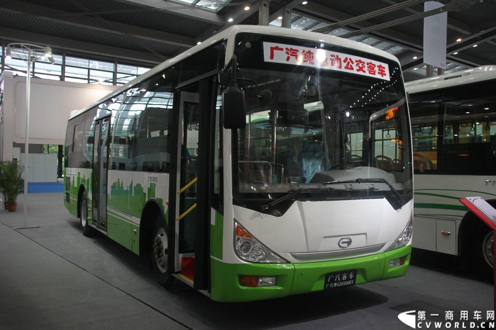 8月15日~17日，以“绿色 智能 亲近”为核心主题，国内最大型公共交通专业主题展览会“2013中国（深圳）”国际公共交通科技博览会（交博会）在深圳会展中心举行。展示内容全是和市民出行相关的智能系统和特色产品，包括智能公交、信息化平台、卫星导航等。延续交通领域的低碳风潮，绿色科技仍是今年的主打概念，国内各家主流客车企业携新品、明星产品争奇斗艳，重视程度可见一斑。图为广汽展台。