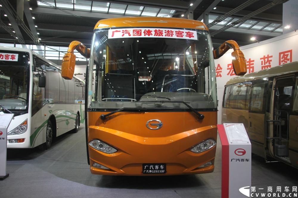 8月15日~17日，以“绿色 智能 亲近”为核心主题，国内最大型公共交通专业主题展览会“2013中国（深圳）”国际公共交通科技博览会（交博会）在深圳会展中心举行。展示内容全是和市民出行相关的智能系统和特色产品，包括智能公交、信息化平台、卫星导航等。延续交通领域的低碳风潮，绿色科技仍是今年的主打概念，国内各家主流客车企业携新品、明星产品争奇斗艳，重视程度可见一斑。图为广汽展台。