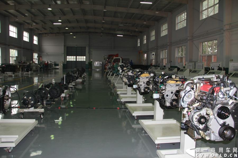 2013年8月16日，福田汽车助力南极科考“极地英雄”机械师选拔启动仪式在北京服务培训中心拉开帷幕。中央电视台科教频道主任李峰、福田汽车党委副书记赵景光等领导参加了启动仪式。图为福田汽车4S店售后服务人员整车培训基地.