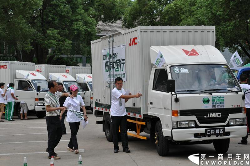 8月17日，JMC轻卡低碳中国行暨全国巡回节油体验营活动开启了寻根之旅，在江铃汽车的老家——南昌吹响低碳环保集结号。来自各方的低碳先锋、来自江西、湖南、湖北等地的节油高手齐聚在这里，一起倡导并践行低碳环保的生活方式。图为JMC轻卡全国巡回体验营南昌站（中区）区域赛.