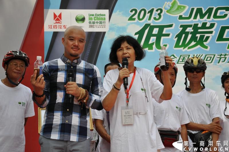 8月17日，JMC轻卡低碳中国行暨全国巡回节油体验营活动开启了寻根之旅，在江铃汽车的老家——南昌吹响低碳环保集结号。来自各方的低碳先锋、来自江西、湖南、湖北等地的节油高手齐聚在这里，一起倡导并践行低碳环保的生活方式。图为南昌慈善义工协会环保分会会长杜瑞华向观众演绎低碳生活秀.