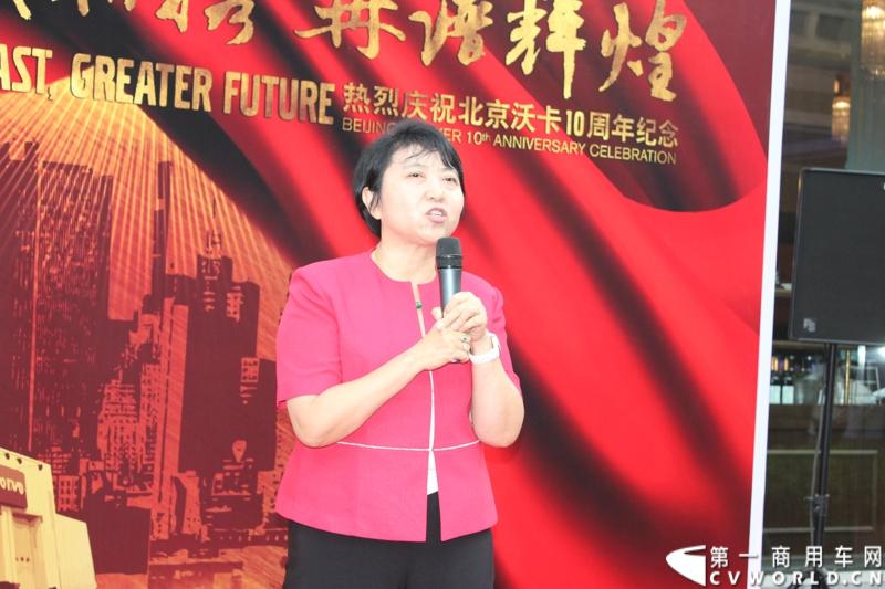 历时长达五个月，“驭节油巅峰 领高效全程”——2013沃尔沃卡车高效节油先锋评选正式圆满落幕。8月31日到9月1日，来自全国各区域赛的21名优秀驾驶员进行了激烈角逐。图为北京沃卡销售服务有限公司董事长王新兰发言.