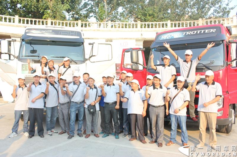 历时长达五个月，“驭节油巅峰 领高效全程”——2013沃尔沃卡车高效节油先锋评选正式圆满落幕。8月31日到9月1日，来自全国各区域赛的21名优秀驾驶员进行了激烈角逐。图为参加总决赛的21名驾驶员合影.