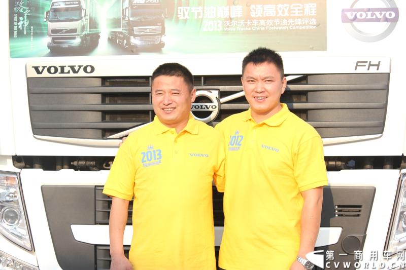 历时长达五个月，“驭节油巅峰 领高效全程”——2013沃尔沃卡车高效节油先锋评选正式圆满落幕。8月31日到9月1日，来自全国各区域赛的21名优秀驾驶员进行了激烈角逐。图为两届沃尔沃卡车节油宣传大使合影.