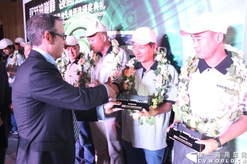 历时长达五个月，“驭节油巅峰 领高效全程”——2013沃尔沃卡车高效节油先锋评选正式圆满落幕。8月31日到9月1日，来自全国各区域赛的21名优秀驾驶员进行了激烈角逐。图为为优秀的沃尔沃驾驶员颁奖.