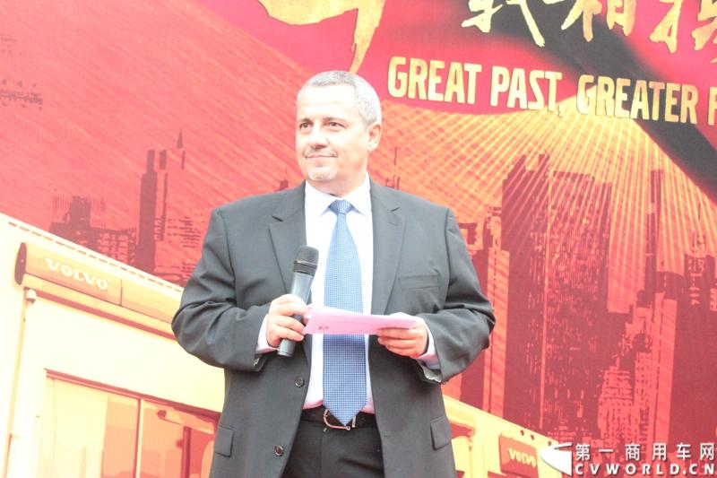 历时长达五个月，“驭节油巅峰 领高效全程”——2013沃尔沃卡车高效节油先锋评选正式圆满落幕。8月31日到9月1日，来自全国各区域赛的21名优秀驾驶员进行了激烈角逐。图为沃尔沃卡车中国区总裁陆博天发言.