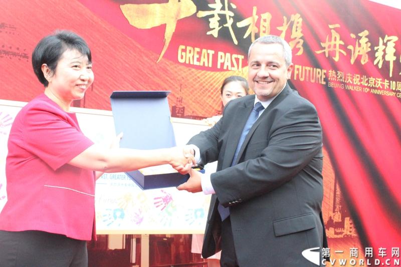 历时长达五个月，“驭节油巅峰 领高效全程”——2013沃尔沃卡车高效节油先锋评选正式圆满落幕。8月31日到9月1日，来自全国各区域赛的21名优秀驾驶员进行了激烈角逐。图为沃尔沃卡车中国区总裁陆博天向北京沃卡董事长王新兰赠送礼物。