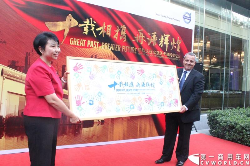 历时长达五个月，“驭节油巅峰 领高效全程”——2013沃尔沃卡车高效节油先锋评选正式圆满落幕。8月31日到9月1日，来自全国各区域赛的21名优秀驾驶员进行了激烈角逐。图为沃尔沃卡车中国区总裁陆博天向北京沃卡董事长王新兰赠送礼物。