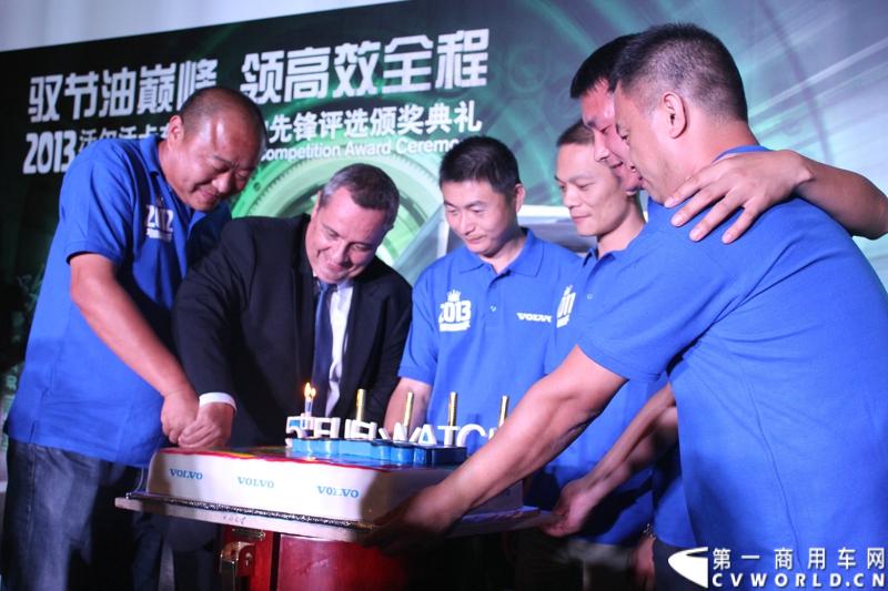 历时长达五个月，“驭节油巅峰 领高效全程”——2013沃尔沃卡车高效节油先锋评选正式圆满落幕。8月31日到9月1日，来自全国各区域赛的21名优秀驾驶员进行了激烈角逐。图为五届沃尔沃节油先锋冠军齐聚北京。