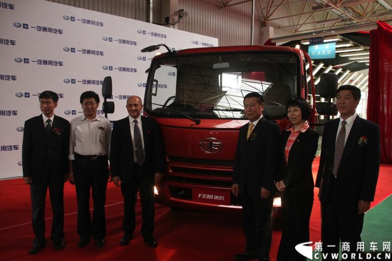 9月3日，在一汽通用汽车哈尔滨工厂，一汽通用第三代解放轻卡高端产品F330迎来了上市前的量产下线。一汽通用执行总裁孟蓝山，执行副总裁姜君以及解放F330的研发者、制造者们一起见证了其量产下线过程。图为相关领导和Ｆ３３０高端轻卡合影.
