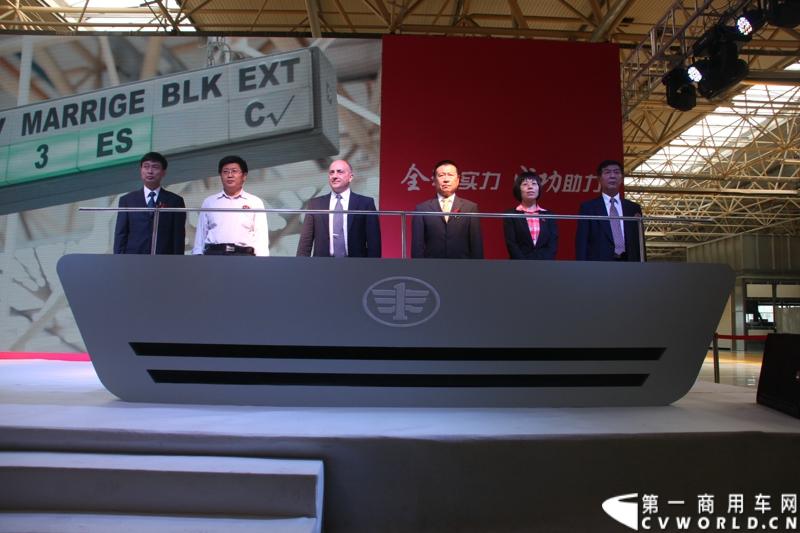 9月3日，在一汽通用汽车哈尔滨工厂，一汽通用第三代解放轻卡高端产品F330迎来了上市前的量产下线。一汽通用执行总裁孟蓝山，执行副总裁姜君以及解放F330的研发者、制造者们一起见证了其量产下线过程。图为：相关领导启动下线仪式.