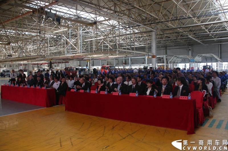 9月3日，在一汽通用汽车哈尔滨工厂，一汽通用第三代解放轻卡高端产品F330迎来了上市前的量产下线。一汽通用执行总裁孟蓝山，执行副总裁姜君以及解放F330的研发者、制造者们一起见证了其量产下线过程。图为下线仪式现场。