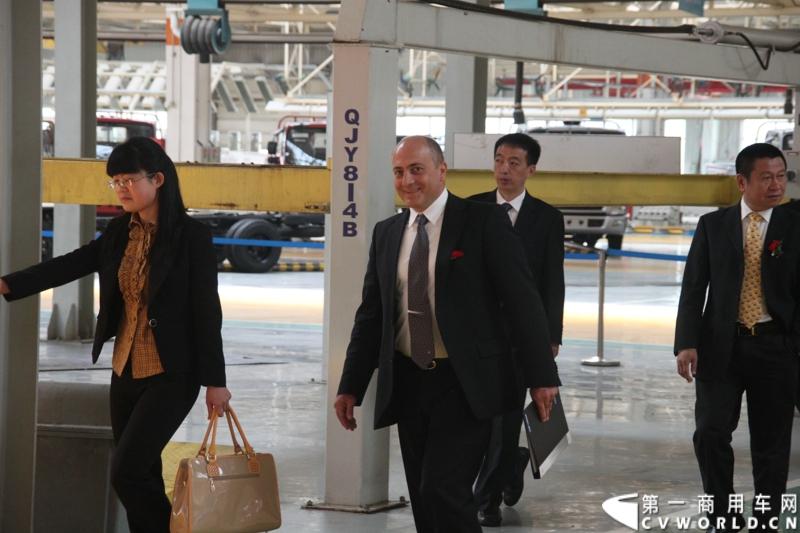 9月3日，在一汽通用汽车哈尔滨工厂，一汽通用第三代解放轻卡高端产品F330迎来了上市前的量产下线。一汽通用执行总裁孟蓝山，执行副总裁姜君以及解放F330的研发者、制造者们一起见证了其量产下线过程。图为一汽通用执行总裁孟蓝山入场.