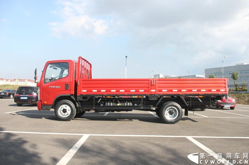 9月3日，在一汽通用汽车哈尔滨工厂，一汽通用第三代解放轻卡高端产品F330迎来了上市前的量产下线。一汽通用执行总裁孟蓝山，执行副总裁姜君以及解放F330的研发者、制造者们一起见证了其量产下线过程。 图为F330侧面。