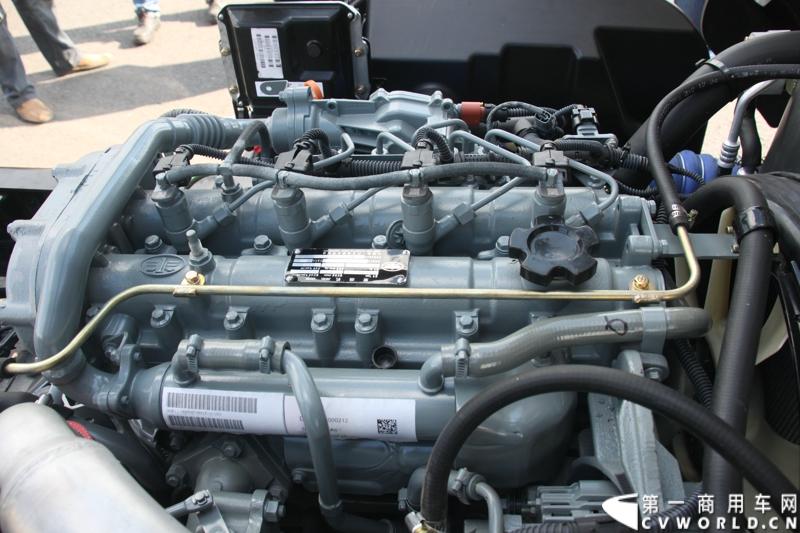 9月3日，在一汽通用汽车哈尔滨工厂，一汽通用第三代解放轻卡高端产品F330迎来了上市前的量产下线。一汽通用执行总裁孟蓝山，执行副总裁姜君以及解放F330的研发者、制造者们一起见证了其量产下线过程。 图为F330搭载的发动机.