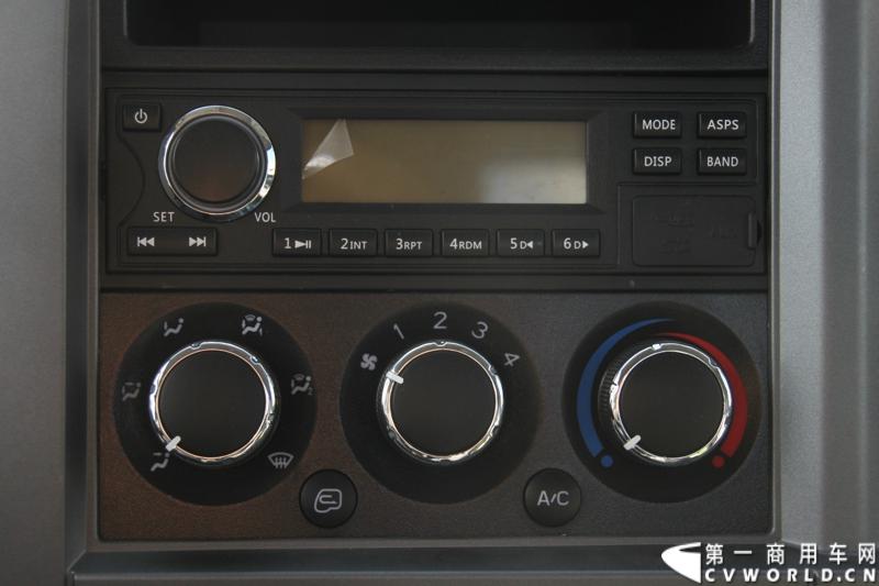 9月3日，在一汽通用汽车哈尔滨工厂，一汽通用第三代解放轻卡高端产品F330迎来了上市前的量产下线。一汽通用执行总裁孟蓝山，执行副总裁姜君以及解放F330的研发者、制造者们一起见证了其量产下线过程。 图为F330中控台。