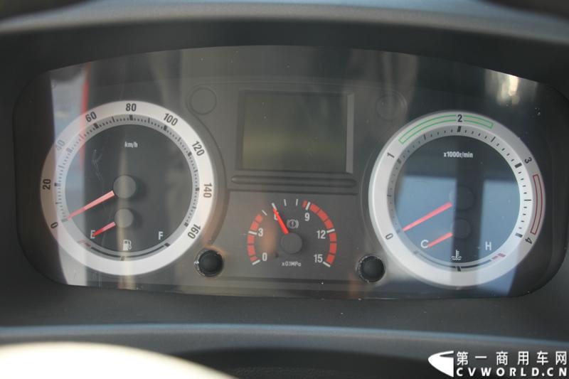 9月3日，在一汽通用汽车哈尔滨工厂，一汽通用第三代解放轻卡高端产品F330迎来了上市前的量产下线。一汽通用执行总裁孟蓝山，执行副总裁姜君以及解放F330的研发者、制造者们一起见证了其量产下线过程。 图为F330仪表台。