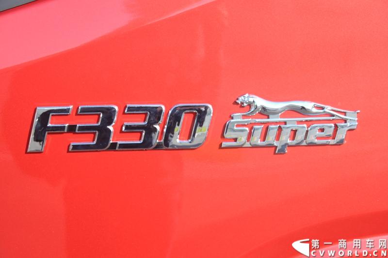 9月3日，在一汽通用汽车哈尔滨工厂，一汽通用第三代解放轻卡高端产品F330迎来了上市前的量产下线。一汽通用执行总裁孟蓝山，执行副总裁姜君以及解放F330的研发者、制造者们一起见证了其量产下线过程。 图为Ｆ３３０车身上的车标.