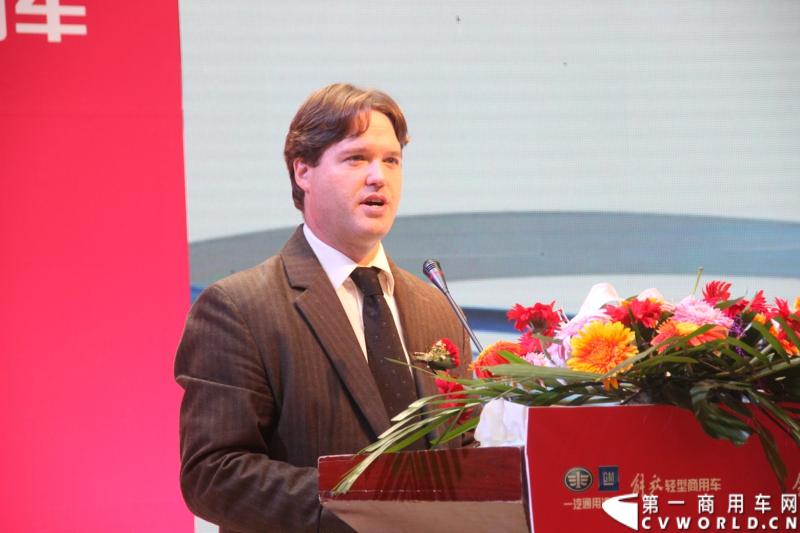 9月3日，在一汽通用汽车哈尔滨工厂，一汽通用第三代解放轻卡高端产品F330迎来了上市前的量产下线。一汽通用执行总裁孟蓝山，执行副总裁姜君以及解放F330的研发者、制造者们一起见证了其量产下线过程。 图为通用技术总监。