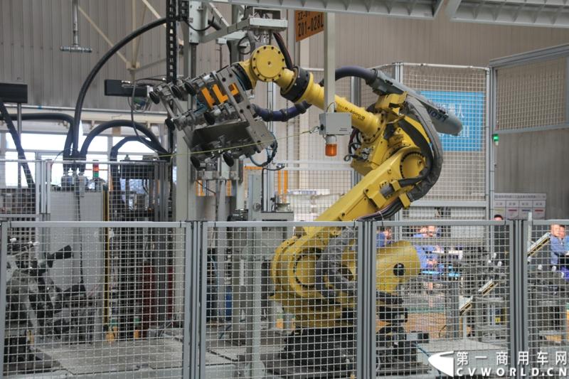 9月3日，在一汽通用汽车哈尔滨工厂，一汽通用第三代解放轻卡高端产品F330迎来了上市前的量产下线。一汽通用执行总裁孟蓝山，执行副总裁姜君以及解放F330的研发者、制造者们一起见证了其量产下线过程。 图为机器人生产线.