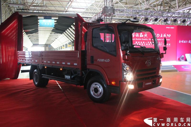 9月3日，在一汽通用汽车哈尔滨工厂，一汽通用第三代解放轻卡高端产品F330迎来了上市前的量产下线。一汽通用执行总裁孟蓝山，执行副总裁姜君以及解放F330的研发者、制造者们一起见证了其量产下线过程。 图为一汽通用高端轻卡Ｆ330下线。