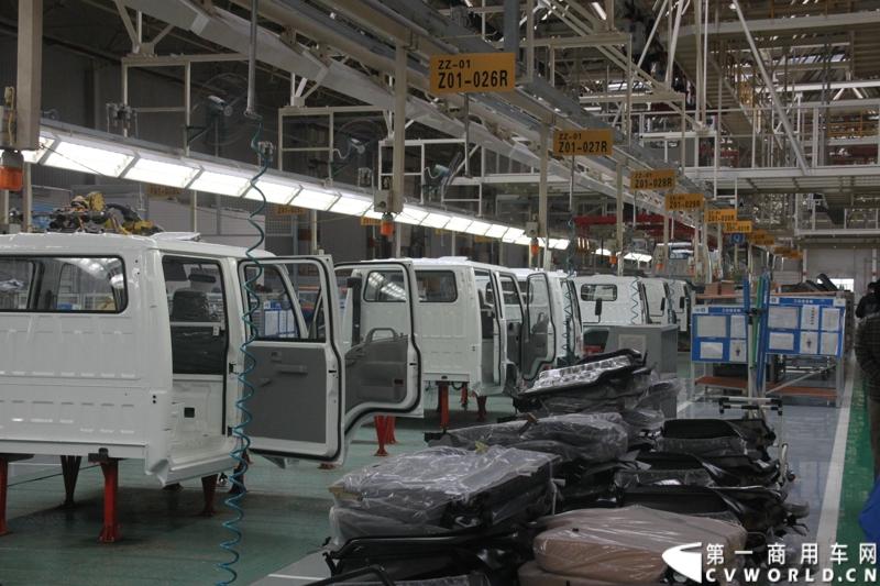 9月3日，在一汽通用汽车哈尔滨工厂，一汽通用第三代解放轻卡高端产品F330迎来了上市前的量产下线。一汽通用执行总裁孟蓝山，执行副总裁姜君以及解放F330的研发者、制造者们一起见证了其量产下线过程。 图为一汽通用哈尔滨工厂生产车间。